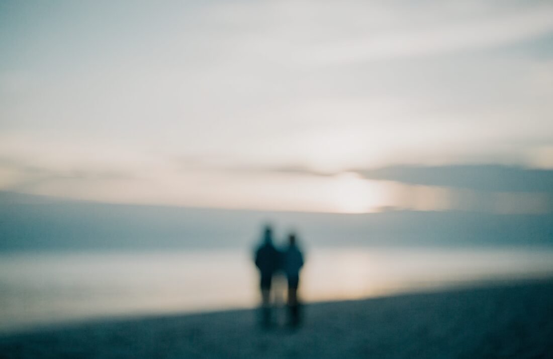 Duas pessoas lado a lado ao amanhecer diante do horizonte, arte-conceito sobre a família reencontrar a paz