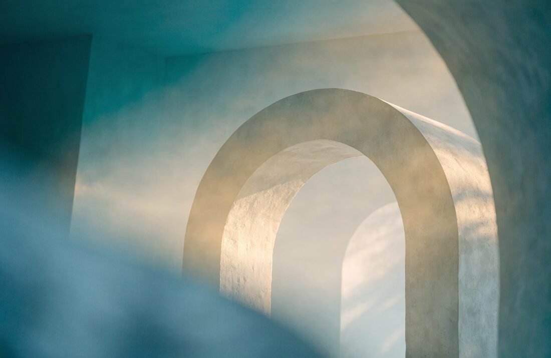 Arco de pedra sereno com luz suave, arte-conceito de segurança e proteção