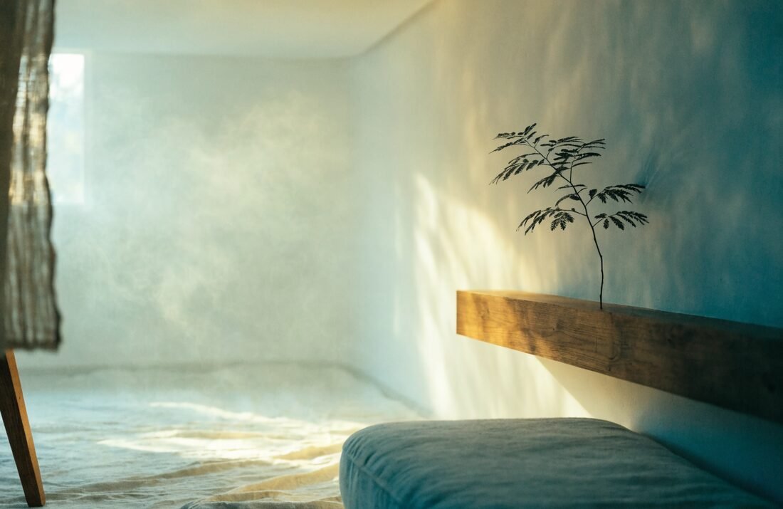 Interior minimalista e acolhedor com luz natural suave, arte-conceito de atendimento boutique